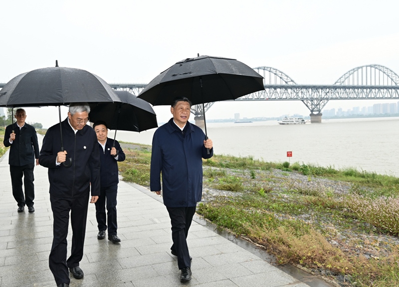 2023年10月10日，習(xí)近平在長江國家文化公園九江城區(qū)段考察時，冒雨沿江堤步行察看沿岸風貌。