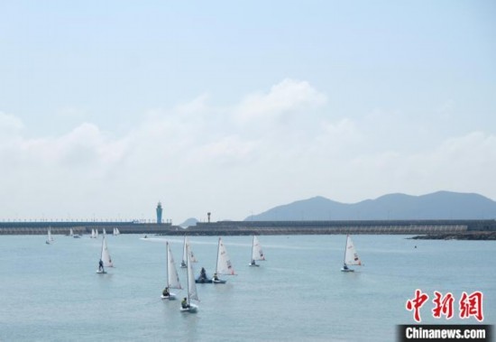 浙江象山，杭州亞運(yùn)會(huì)帆船項(xiàng)目運(yùn)動(dòng)員揚(yáng)帆起航。林波 攝