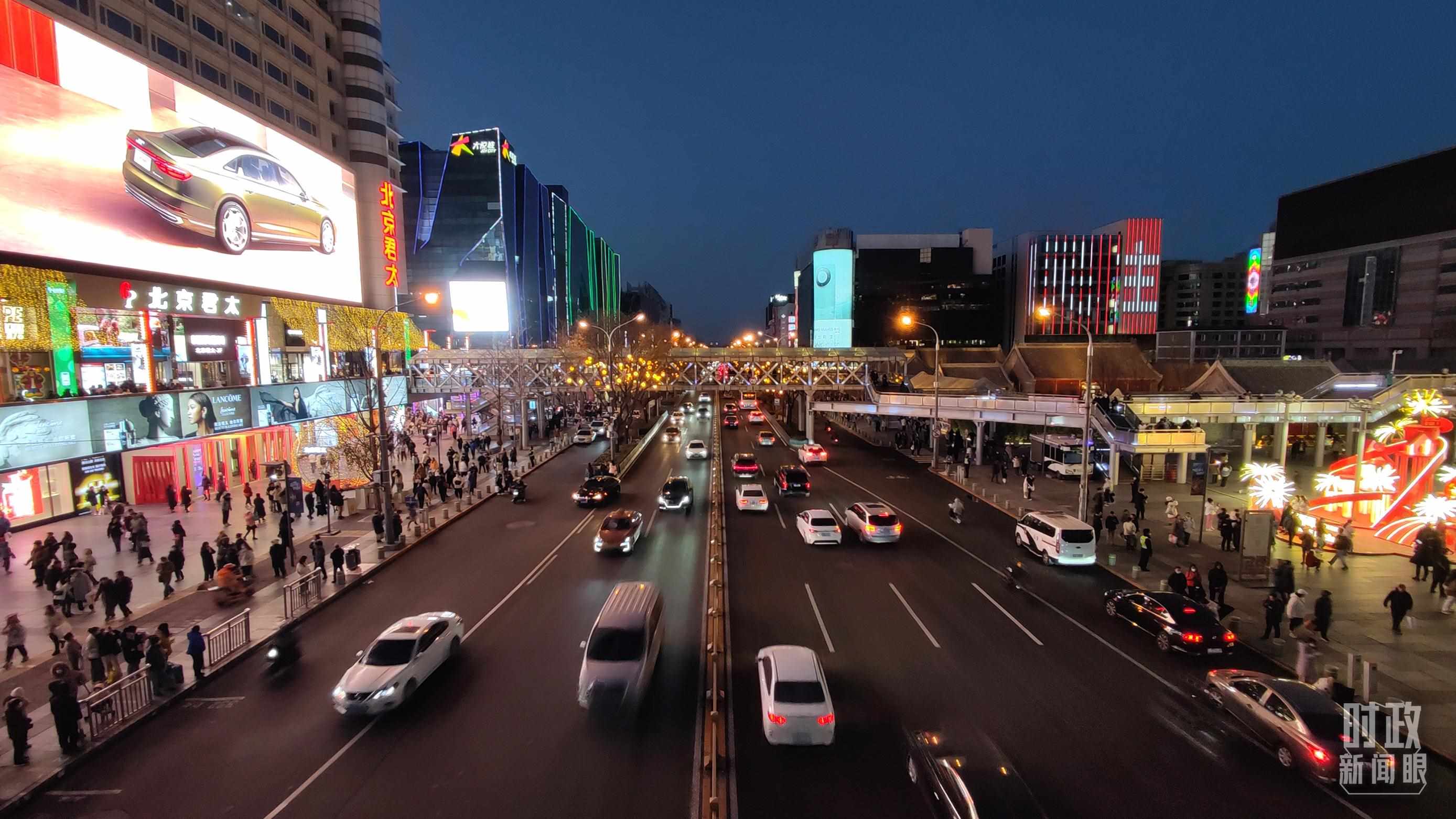△2023年12月31日，北京西單商業(yè)街區(qū)。（總臺(tái)央視記者薛冠南拍攝）