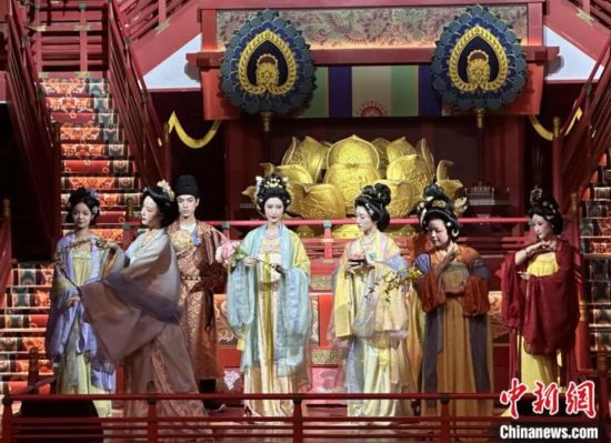 2023年12月31日晚間，在長安十二時辰主題街區(qū)進行的漢服表演。 中新社記者 張一辰 攝