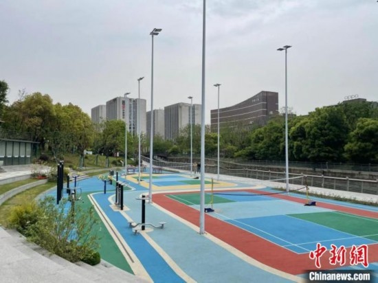杭州余杭區(qū)一嵌入式體育場(chǎng)地。張煜歡 攝