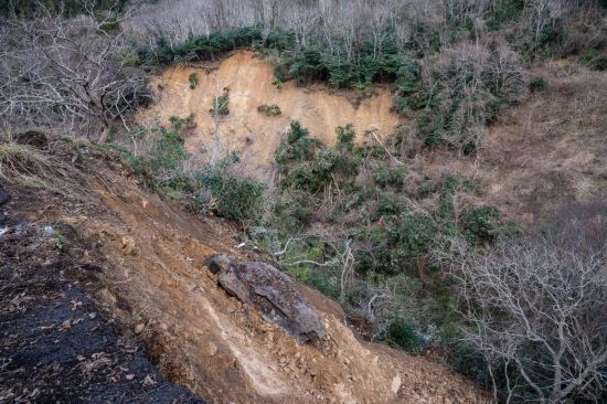  1月2日，在日本石川縣羽咋郡，地震引起山體滑坡。新華社記者張笑宇攝