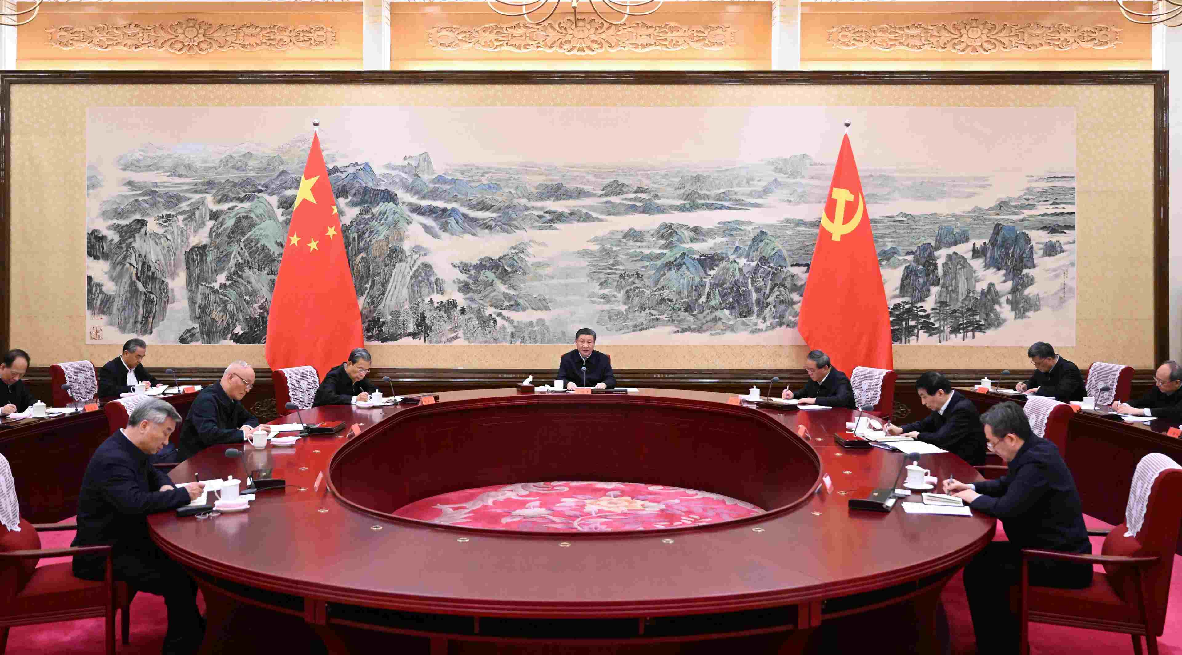 2023年12月21日至22日，中共中央政治局召開學(xué)習(xí)貫徹習(xí)近平新時(shí)代中國特色社會(huì)主義思想主題教育專題民主生活會(huì)，中共中央總書記習(xí)近平主持會(huì)議并發(fā)表重要講話。