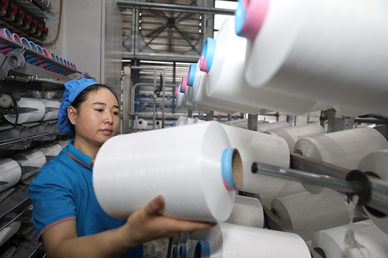 1月2日，江蘇省淮安市洪澤區(qū)一紡織企業(yè)生產(chǎn)車間開工生產(chǎn)，趕制訂單。