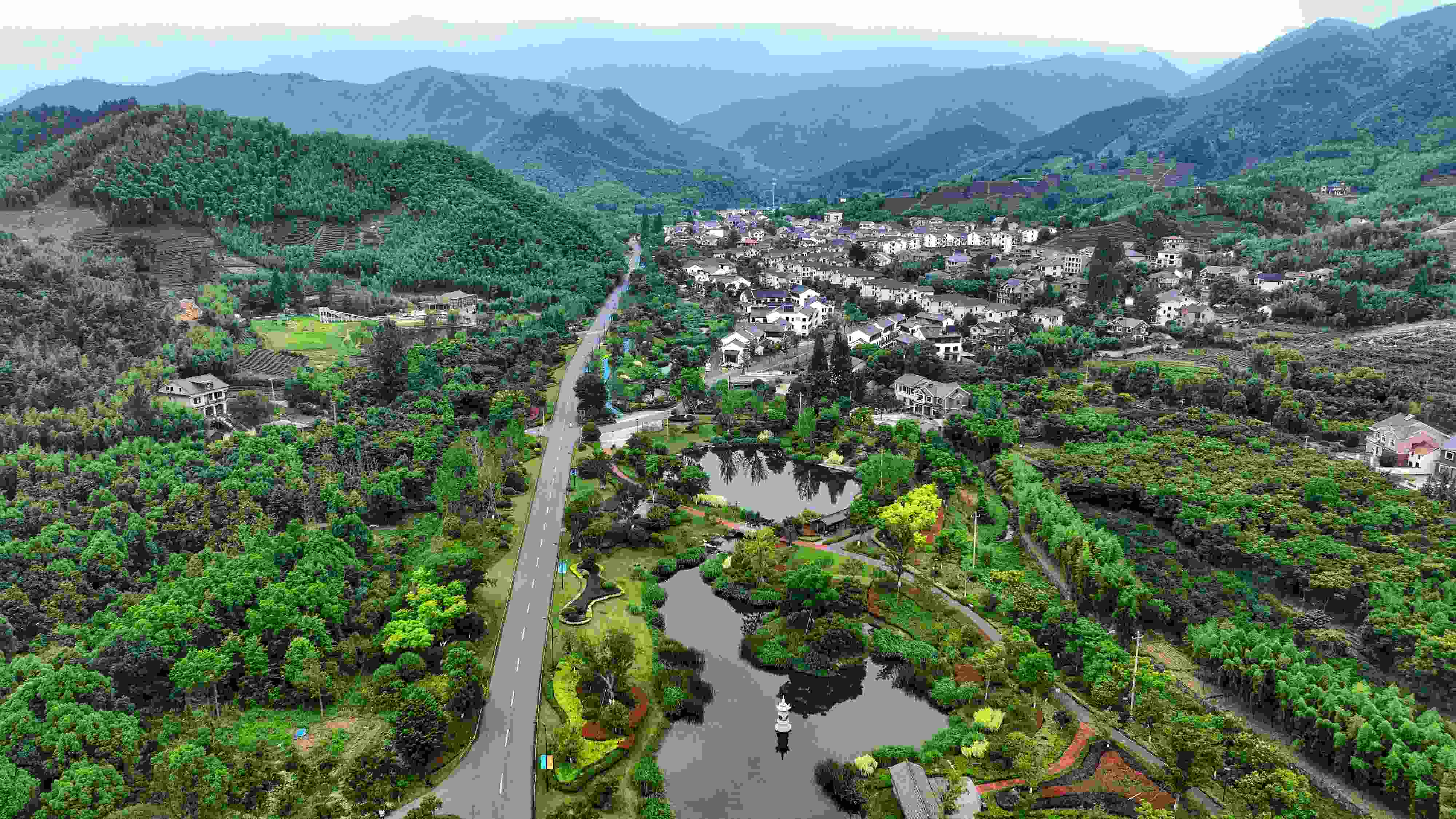 2023年6月6日，杭州余杭區(qū)徑山鎮(zhèn)鄉(xiāng)村，生態(tài)碧水、沿路花海與村莊農(nóng)房相映成趣，構(gòu)成一幅美麗的山水田園畫。