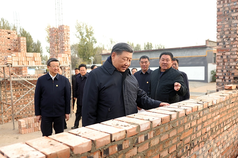 2023年11月10日，習(xí)近平總書記在河北保定涿州市刁窩鎮(zhèn)萬全莊村房屋重建施工現(xiàn)場考察。