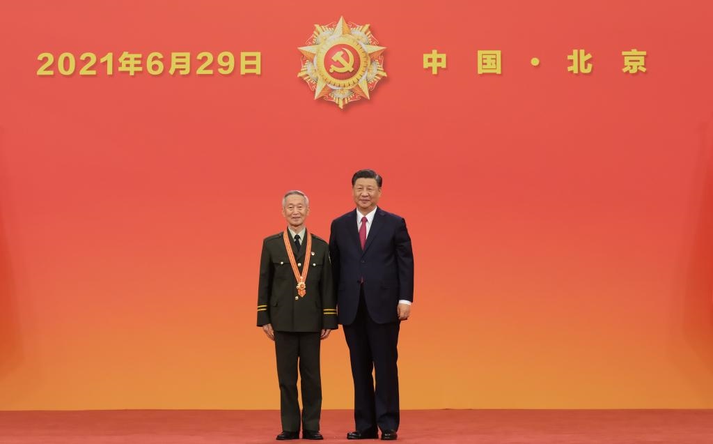 2021年6月29日，習(xí)近平總書(shū)記向“七一勛章”獲得者崔道植頒授勛章。新華社記者 李學(xué)仁 攝
