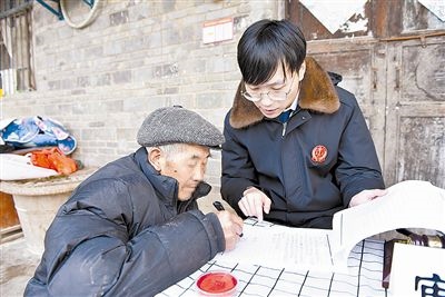  圖③：當事人簽署調(diào)解協(xié)議。