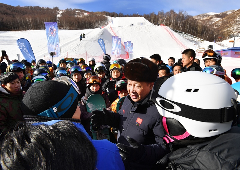 2017年1月23日，習(xí)近平總書記在云頂滑雪場(chǎng)同正在集訓(xùn)的國(guó)家滑雪隊(duì)運(yùn)動(dòng)員及滑雪愛好者親切交談。