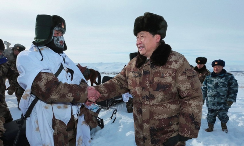 2014年1月26日，習(xí)近平總書記春節(jié)前夕冒嚴(yán)寒踏冰雪慰問邊防官兵。