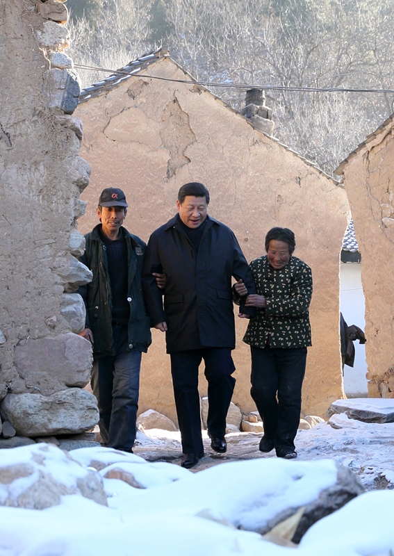 2012年12月30日，習(xí)近平總書記來到地處深山的河北阜平駱駝灣村，走進(jìn)困難群眾唐宗秀家慰問看望。
