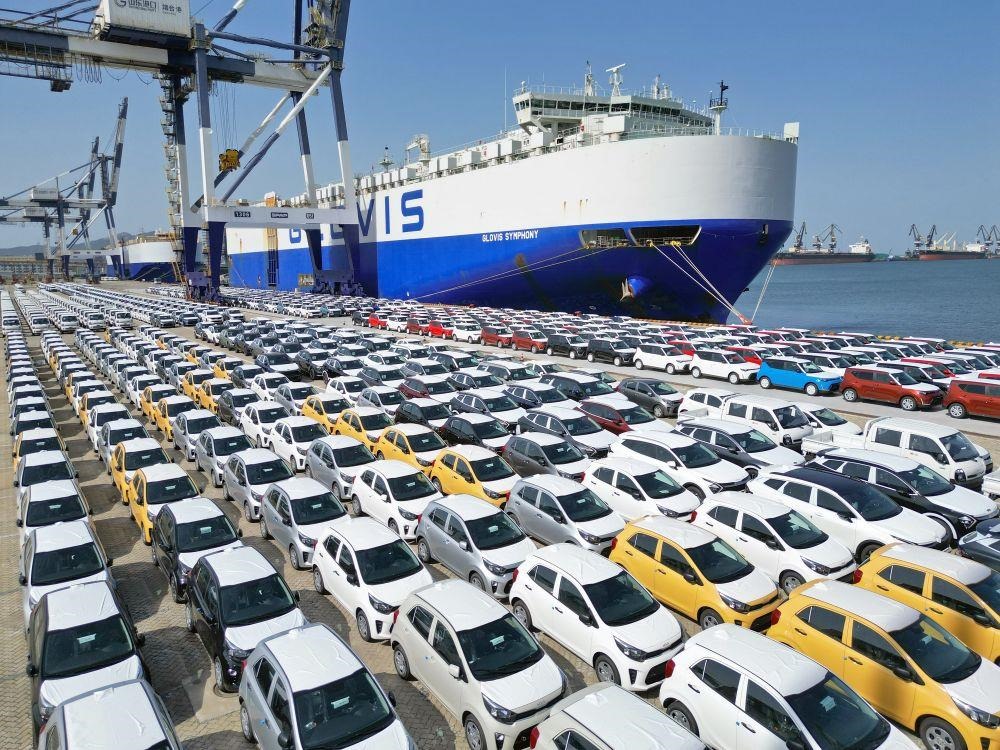 △2023年7月5日，大批出口商品車集結(jié)山東煙臺(tái)港準(zhǔn)備通過汽車滾裝船發(fā)運(yùn)。