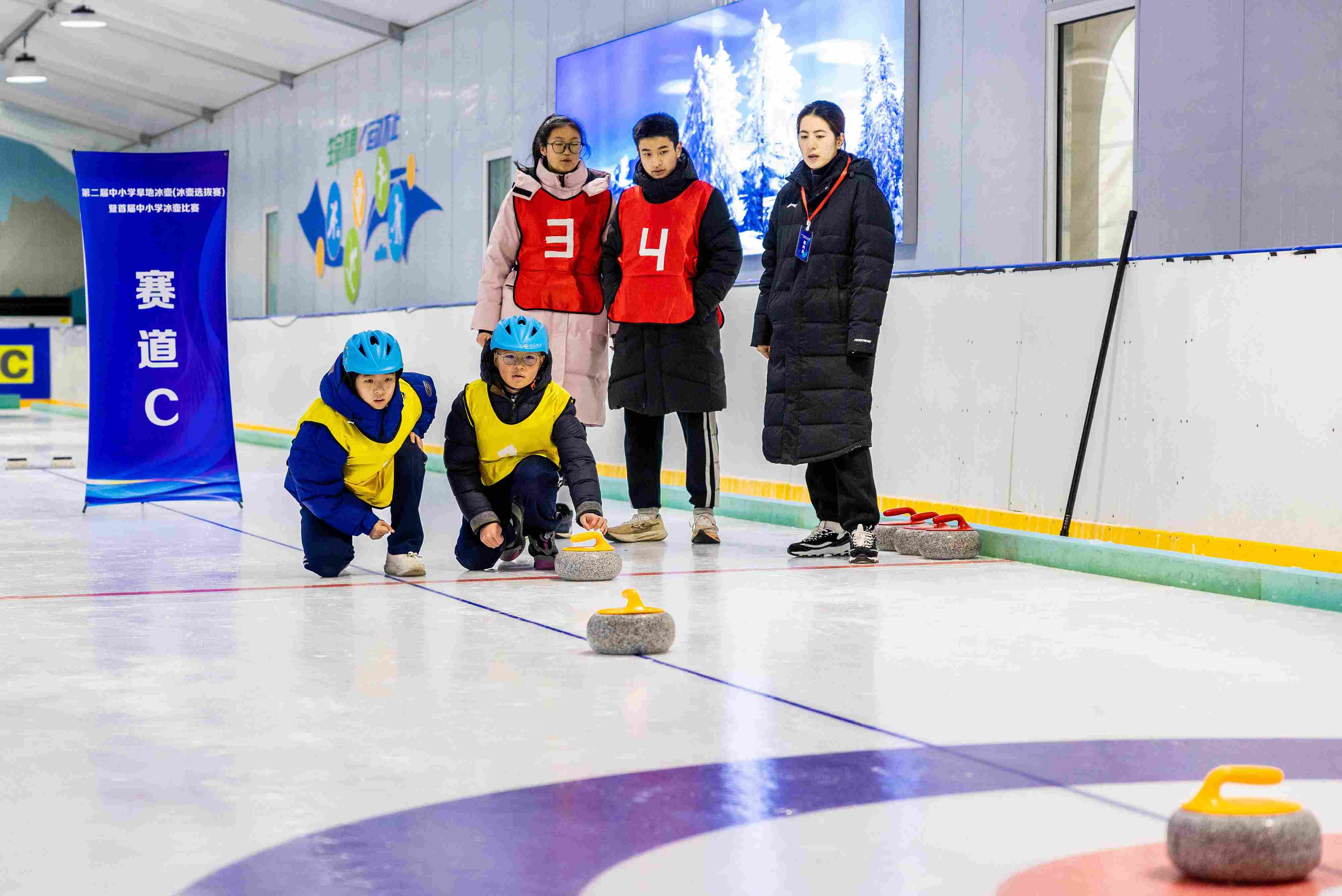 2023年12月10日，參賽選手在呼和浩特首屆中小學(xué)冰壺比賽中投擲冰壺。