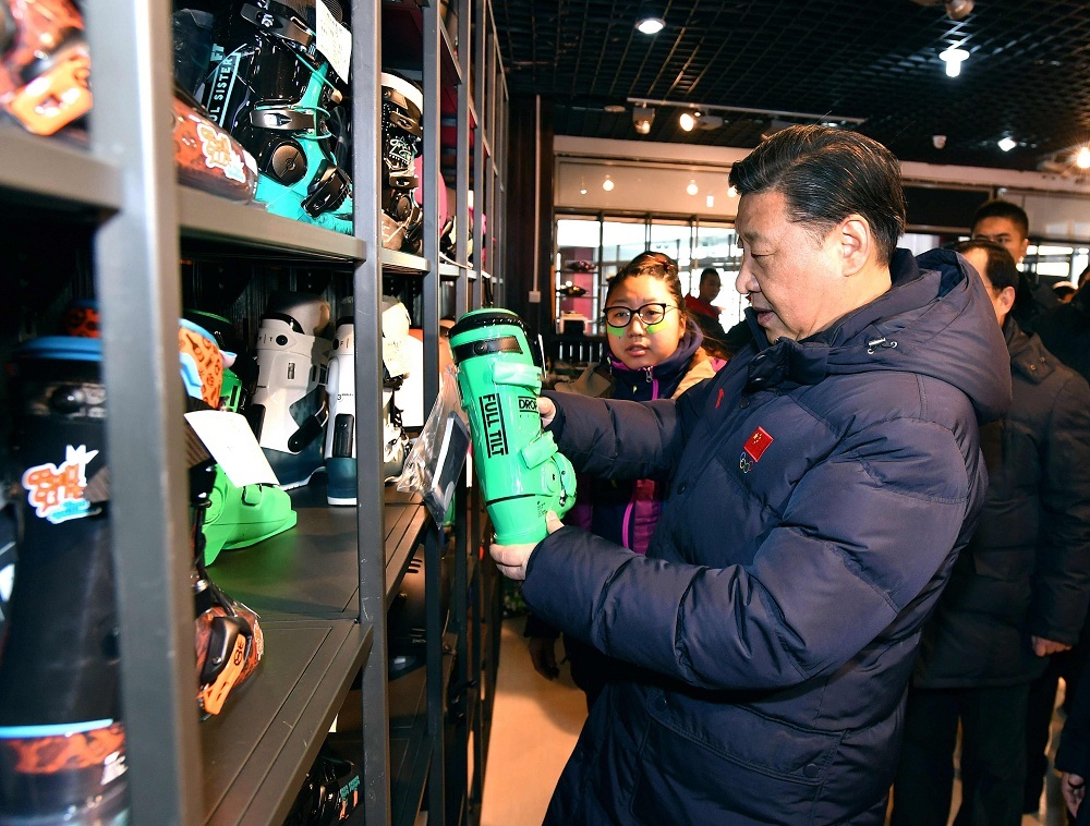 2017年1月23日，習(xí)近平總書記在河北省張家口市云頂滑雪場(chǎng)雪具大廳了解各式雪具的不同功用。