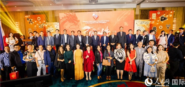 出席駐菲律賓使館2024年新年媒體沙龍部分嘉賓代表合影。人民網(wǎng)記者樊帆 攝