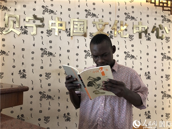 貝寧人在文化中心閱讀中國(guó)圖書。人民網(wǎng)記者 黃培昭攝