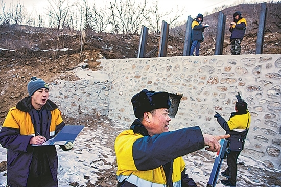 1月15日，門頭溝區(qū)妙峰山鎮(zhèn)，來自中國(guó)鐵路北京局的單秀松（左二）與同事正在鐵路線上進(jìn)行防洪隱患排查工作。