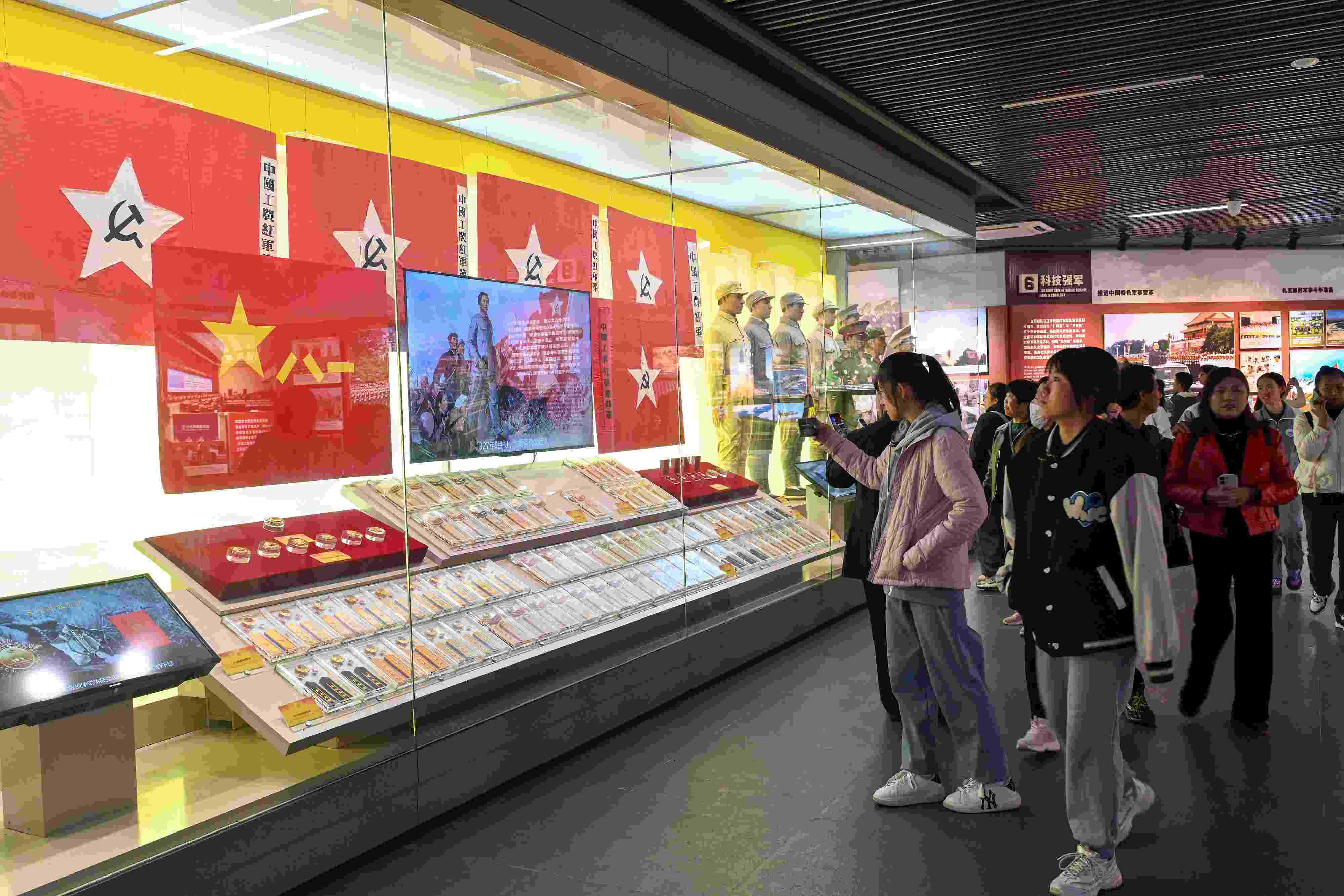 2023年11月15日，游客游覽參觀南昌八一起義紀(jì)念館，感受體驗(yàn)紅色文化的教育。