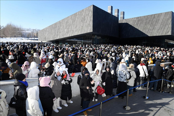 2024年1月15日，哈爾濱，侵華日軍第七三一部隊(duì)罪證陳列館門口排隊(duì)的游客整齊有序。