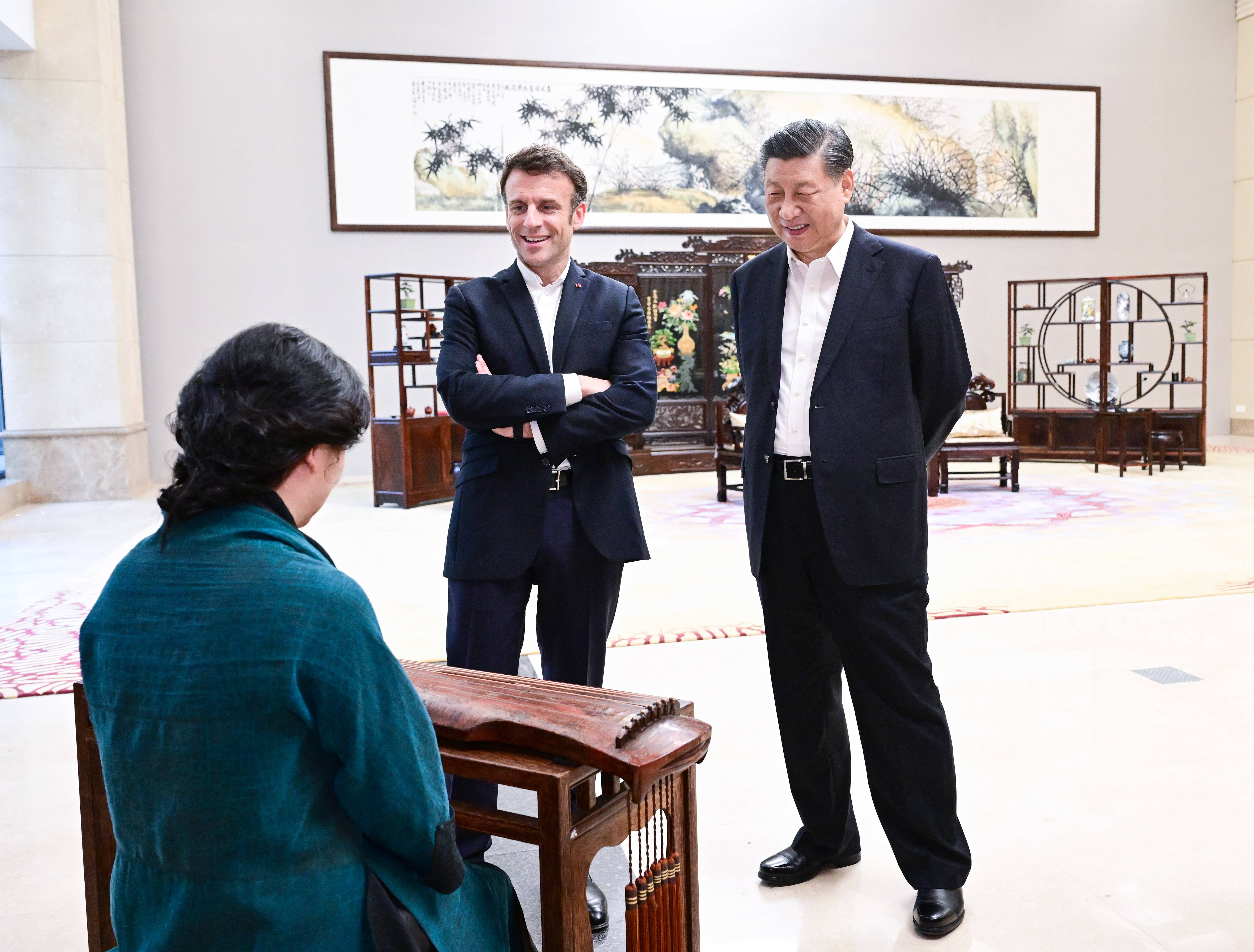 2023年4月7日，習(xí)近平主席在廣東省廣州市松園同法國總統(tǒng)馬克龍舉行非正式會(huì)晤。這是兩國元首在白云廳欣賞古琴演奏。