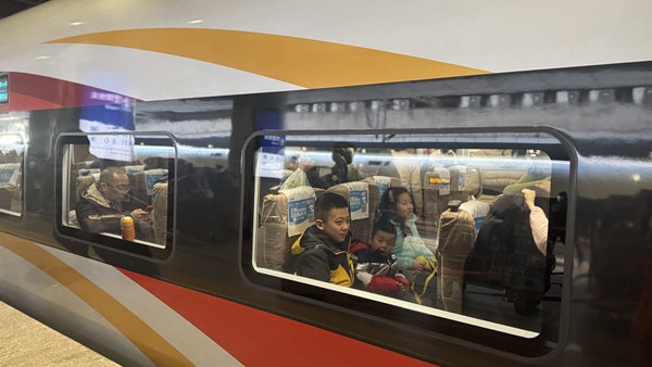 旅客乘坐高鐵列車。中國(guó)鐵路北京局供圖