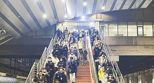 2024年鐵路春運今日啟動，旅客進入站臺準備乘車。人民網(wǎng)記者 喬雪峰攝