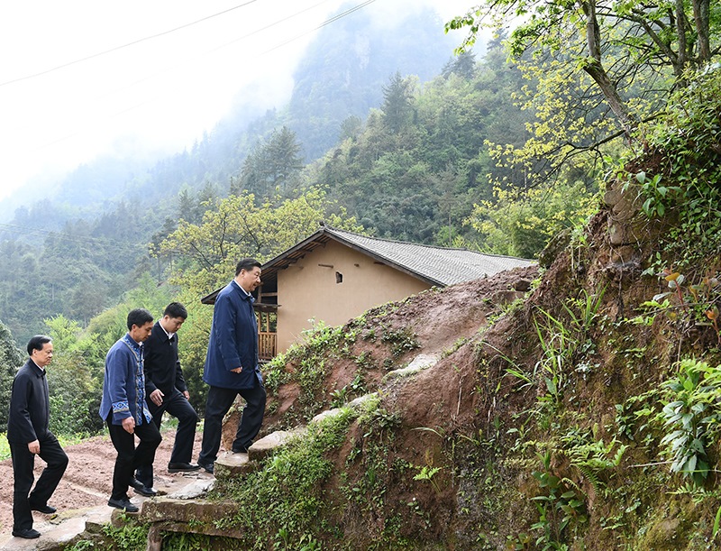 2019年4月15日，在重慶石柱土家族自治縣中益鄉(xiāng)華溪村，習近平總書記踏著濕滑的石階登上陡坡，前往貧困戶譚登周家看望。