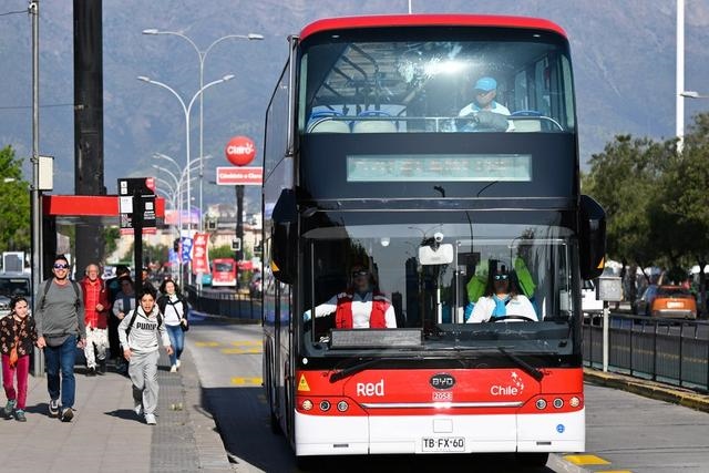 2023年10月31日，一輛由中國(guó)制造的新能源公交車(chē)行駛在智利首都圣地亞哥的主城區(qū)。新華社記者 辛悅衛(wèi)攝