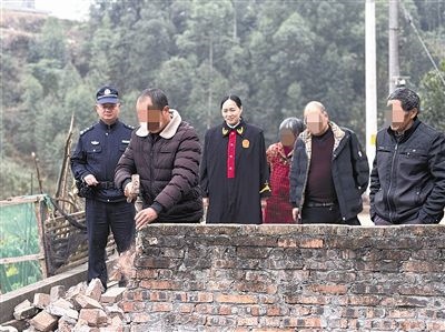  圖③：庭審結(jié)束后，在法官的見證下，陳某在院壩邊重新開鑿一條通道。