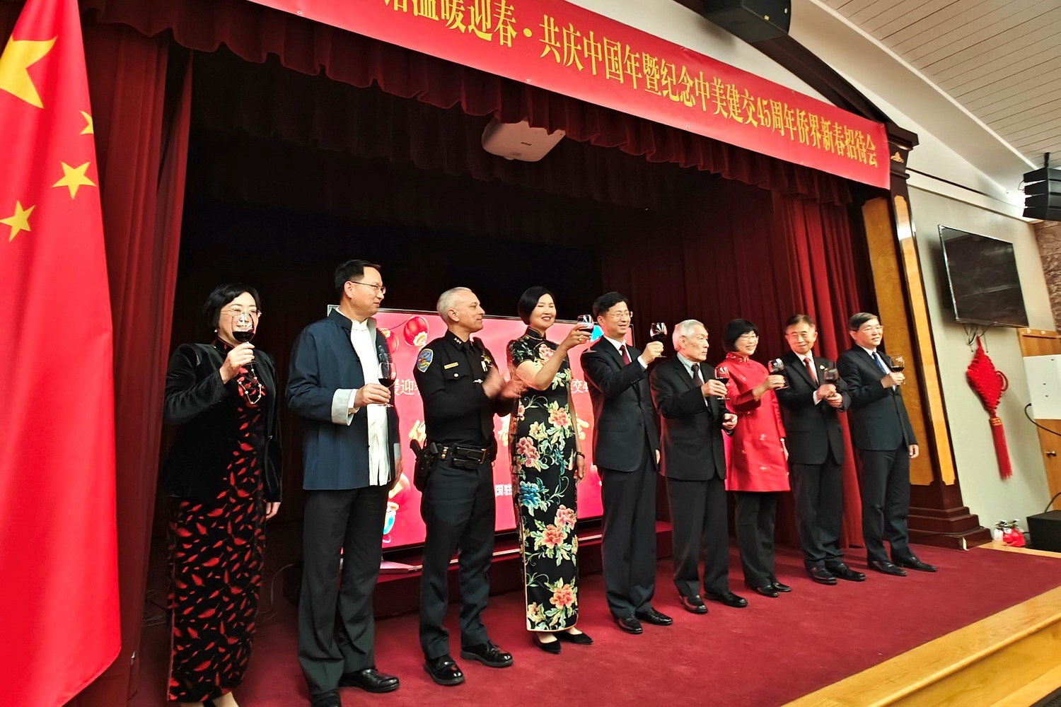 僑胞代表與駐舊金山總領館官員合影。主辦方供圖