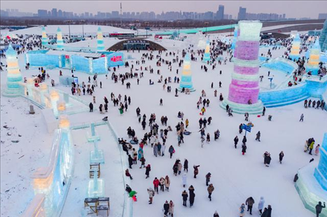 游客在哈爾濱冰雪大世界園區(qū)內(nèi)游玩（無人機(jī)照片，2024年1月4日攝）。新華社記者 謝劍飛 攝