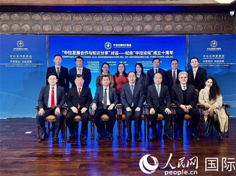 與會嘉賓合影留念。人民網(wǎng)記者 周雨攝