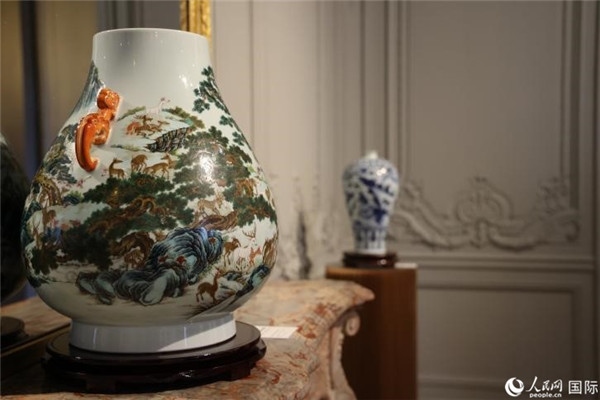嘉賓和公眾參觀“絲路瓷行”——中國景德鎮(zhèn)陶瓷文化特展。人民網(wǎng)記者 尚凱元攝