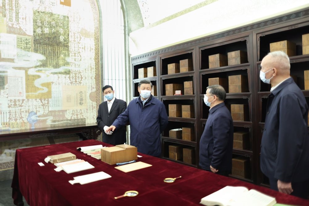 2023年6月1日下午，習近平在位于北京的中國國家版本館考察時，在蘭臺洞庫了解館藏精品版本保存情況。新華社記者 鞠鵬 攝