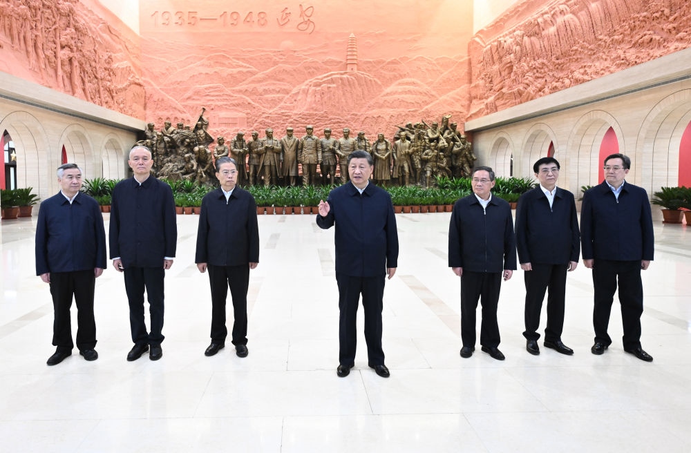 2022年10月27日，習近平在延安革命紀念館參觀《偉大歷程——中共中央在延安十三年歷史陳列》結(jié)束時發(fā)表重要講話。新華社記者 燕雁 攝