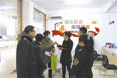 圖③：調(diào)解后，法官現(xiàn)場(chǎng)向當(dāng)事人做釋法析理工作。