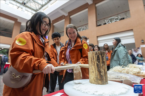 1月29日，在復(fù)旦大學(xué)，美國馬斯卡廷中學(xué)學(xué)生用錘子打紙漿，親身體驗(yàn)古法制作紙張。 新華社記者 王翔 攝