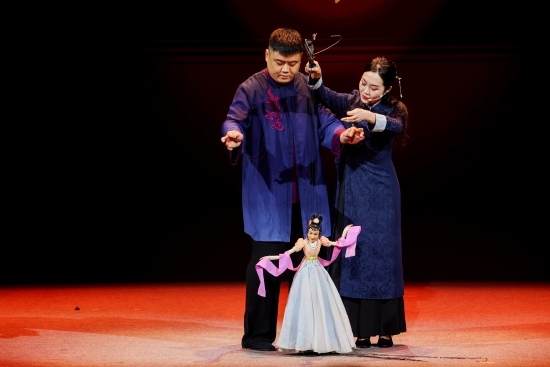 “何以中國·向海泉州”網(wǎng)絡主題活動現(xiàn)場，蔡思雅和搭檔表演提線木偶戲。