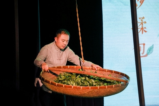 “何以中國·向海泉州”網(wǎng)絡主題活動現(xiàn)場，魏嘉宏表演搖青。
