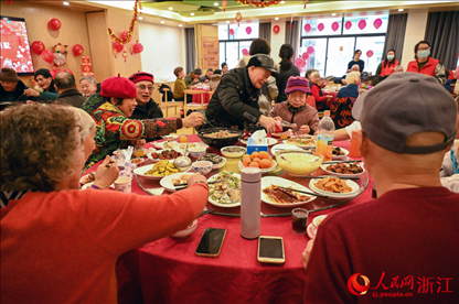 老人們享用公益年夜飯。人民網(wǎng)記者 葉賓得攝