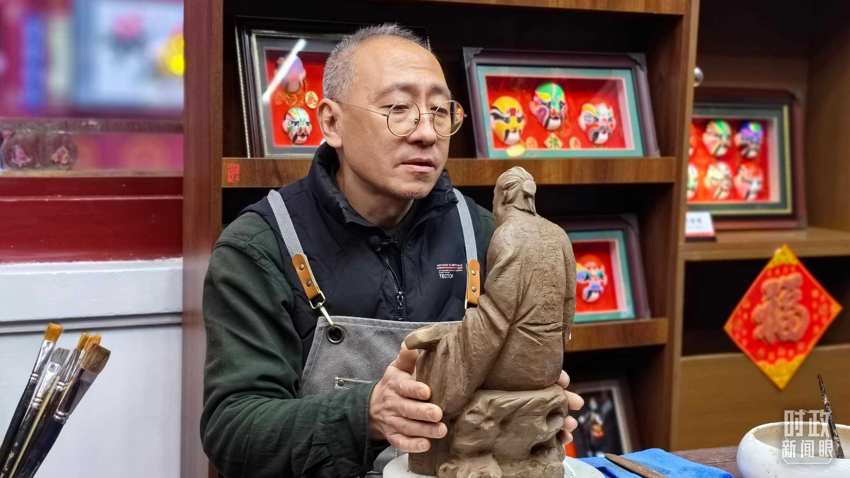 △“泥人張”的匠人正在雕塑。（總臺央視記者潘毅拍攝）