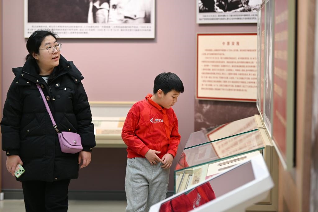 2024年1月28日，家長帶著孩子在平津戰(zhàn)役紀(jì)念館內(nèi)參觀。