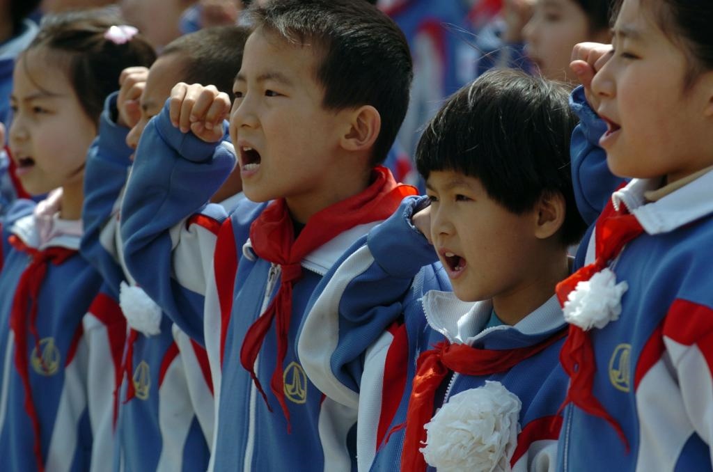 2006年4月5日，天津緣誠小學(xué)的同學(xué)們來到平津戰(zhàn)役紀(jì)念館祭奠英烈，表達(dá)對革命先烈的緬懷之情。