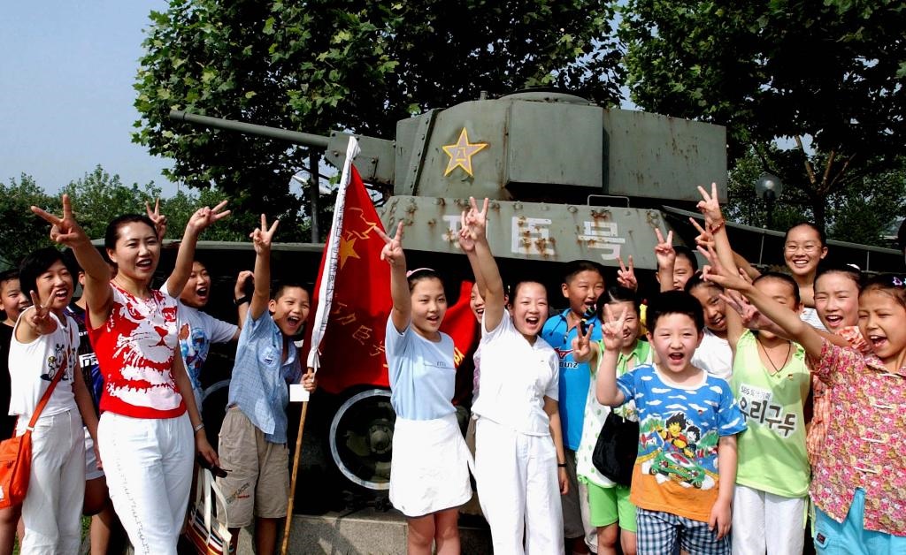 2003年7月31日，天津市紅橋區(qū)躍進(jìn)里小學(xué)少先隊員來到平津戰(zhàn)役紀(jì)念館“功臣號坦克”前，開展以“揚軍威做革命接班人”為主題的隊日活動?！鞍艘弧苯ㄜ姽?jié)前夕，天津市在少先隊員中廣泛開展“仰望革命英烈頌我軍威”等紀(jì)念活動。