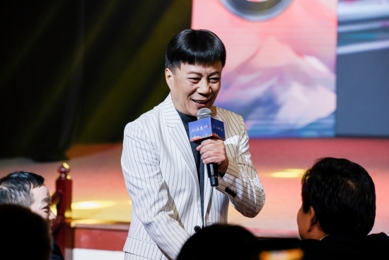 “何以中國(guó)·向海泉州”網(wǎng)絡(luò)主題活動(dòng)現(xiàn)場(chǎng)，陳百潭演出時(shí)與觀眾互動(dòng)。泉州廣播電視臺(tái)供圖