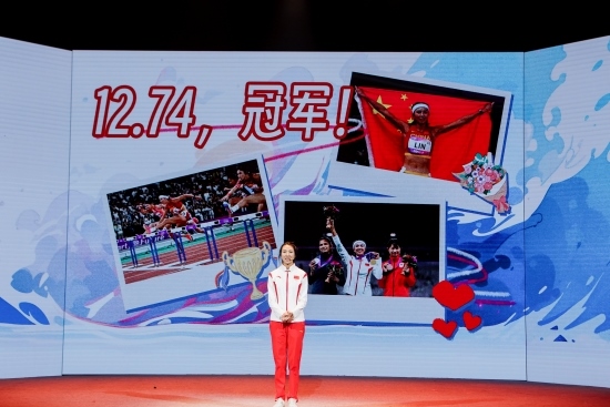 “何以中國(guó)·向海泉州”網(wǎng)絡(luò)主題活動(dòng)現(xiàn)場(chǎng)，林雨薇講述奪冠經(jīng)歷。泉州廣播電視臺(tái)供圖