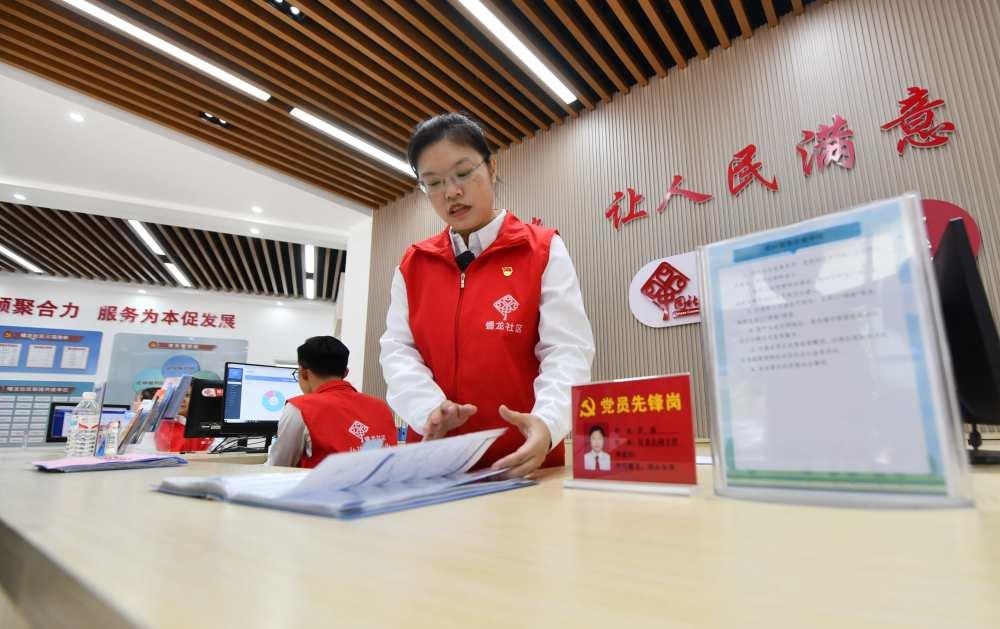 △2023年12月14日，廣西南寧市蟠龍社區(qū)，工作人員在為居民服務(wù)。