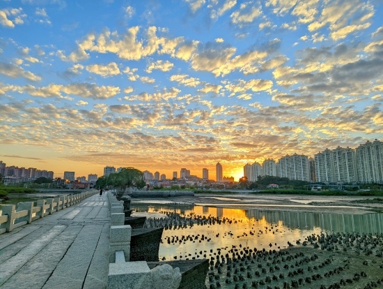 夕陽余暉下的洛陽橋（局部）。受訪者供圖