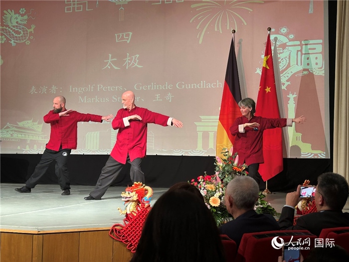太極，表演者：Ingolf Peters、Gerlinde Gundlach、Markus Stüber