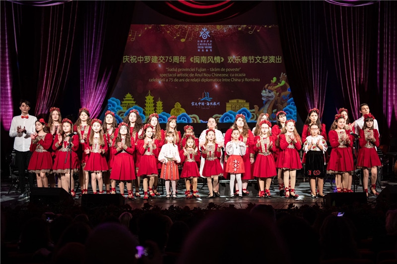 圖為羅小快板兒童合唱團(tuán)在演唱中文歌曲。 中國(guó)駐羅大使館文化處供圖。